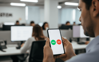 Imagem de um financiário votando em assembleia virtual por meio do celular