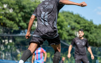 Jogador do Tottenhan Fcpreparado para realizar um passe