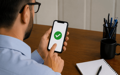 Bancário participando pelo celular de uma assembleia virtual