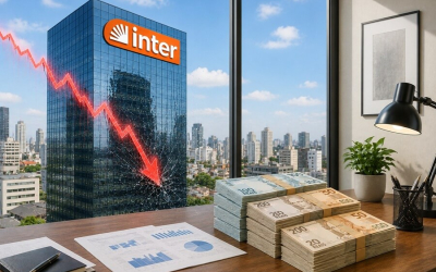 Imagem mostra uma pillha de dinheiro sobre uma mesa em uma sala com uma janela com vista para um prédio com um letreiro do Banco Inter. sobre o prédio há um gráfico em linha na cor vermelha indicando queda