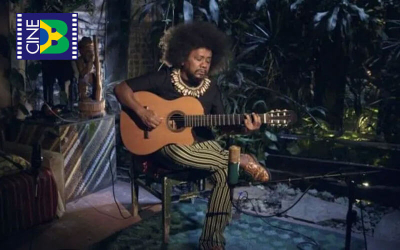 Personagem do documentário "Dentro da minha pele" tocando um violão
