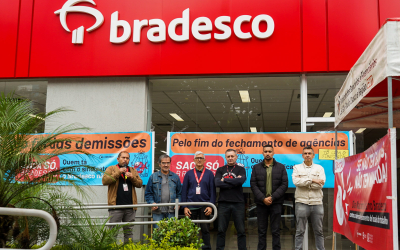 Foto de dirigentes protestando em frente à agência Jabaquara do Bradesco