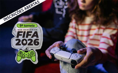 Duas pessoas jogando videogame. ao alto da imagem, a logo do 9° campeonato de fifa do campeonata dos bancários de São Paulo Osasco e região.