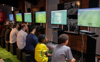 Pessoas jogando EAFC26 em PS5 em linha temos 5 consoles e 5 participantes
