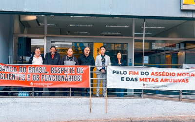 imagem mostra dirigentes perfilados em frente a uma agência do banco do brasil