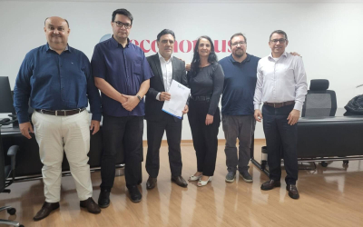 Da esquerda para a direita, Flávio Alexandre Ferreira de Medeiros, diretor de Investimentos; Rodrigo Leite, conselheiro fiscal; Maurício Lopes, diretor de Saúde; Adriana Ferreira, dirigente do Sindicato e conselheira deliberativa; Lucas Passos de Lima, conselheiro deliberativo; e Kleuvânio Dias de Souza, presidente do Economus (Foto: Seeb-SP)