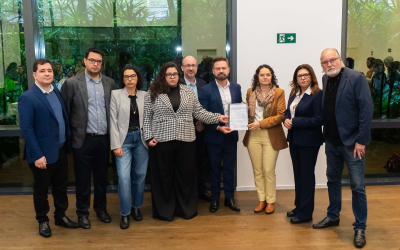 Representantes dos trabalhadores e representantes do Banco do Brasil posam para foto durante entrega da pauta de reivindicações do funcionalismo