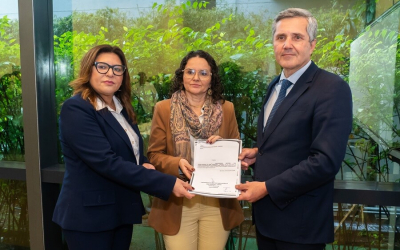 Imagem mostra Neiva Ribeiro e Juvandia Moreira minuta de reivindicações