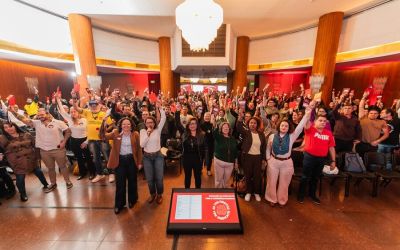 iamgem mostra dirigentes sindicais bancários com crachás levantados durante a conferencia estadual dos bancários