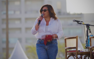 Neiva Ribeiro, presidenta do Sindicato, durante a celebração dos 20 anos do Pagode da 27, realizada no dia 31 de maio, no Parque Villa-Lobos (Foto: Seeb-SP)