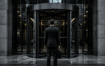 A movimentação de autoridades públicas para empresas privadas - em setores sobre os quais exerciam influência no exercício da função pública - é conhecida como "porta giratória"