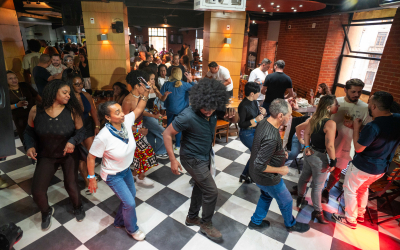 Pessoas dançando samba e se divertindo na feijoada do esquenta da Campanha Nacional