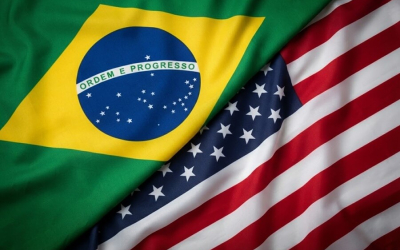 Imagem dividida ao meio, com a linha divisória diagonal, do canto superior direito ao canto inferior esquerdo. Na parte de cima, há a bandeira do Brasil. Na parte de baixo há bandeira dos Estados Unidos