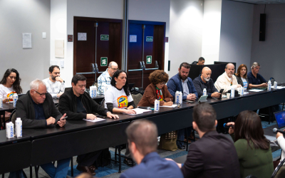 Foto da mesa de negociação, com representantes dos trabalhadores e da direção da Caixa