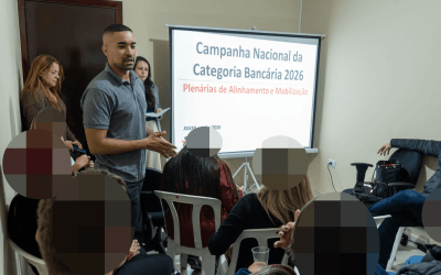 Imagem mostra bancários reunidos em plenária