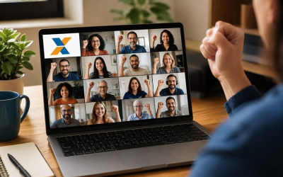 imagem mostra um homem sentado em frente a um notebook. na tela estão projetados os rostos de diversas pessoas em uma reunião virtual. noc anto superior esquerdo da tela do computador há um logo da Caixa Econômica Federal