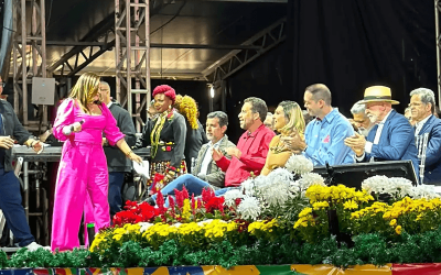 Foto do palco da cerimônia de posse da nova diretoria do Sindicato dos Metalúrgicos, com Neiva Ribeiro falando ao microfone