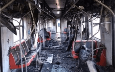 Foto de trem danificado por causa de um incêndio