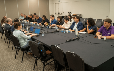Foto da mesa de negociação, com representantes dos trabalhadores e representantes do Banco do Brasil