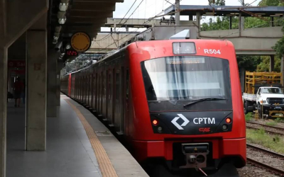 Imagem mostra trem da CPTM parado em uma estação