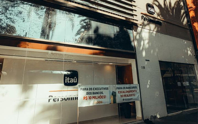 imagem de agência do itaú fechada com uma faixa em sua fachada
