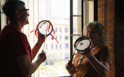 Pessoas tocam instrumentos na primeira oficina de percussão do Sindicato