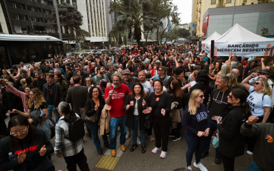 Bancários da Caixa protestam na avenida Paulista no 15º dia de greve
