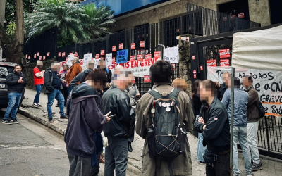 Imagem mostra empregados da Caixa Econômica Federal em frente ao prédio paralisado da Caixa na Liberdade (prédio da São Joaquim)
