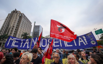 Imagem mostra protesto na frente da Meta para denunciar interferência no processo eleitoral