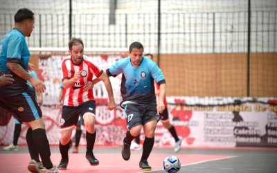 Jogadores disputam a semifinal da copa futsal dos bancários