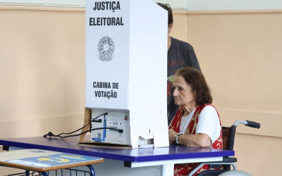 Senhora, em uma cadeira de rodas, votando