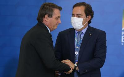 Pedro Guimarães, presidente da Caixa, cumprimenta o presidente Jair Bolsonaro