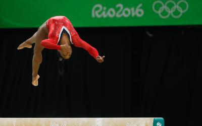 Simone Biles durante sua apresentação na Olimpíada de 2016. Na edição de 2020, a atleta abriu mão das provas em que era favorita para cuidar da saúde mental