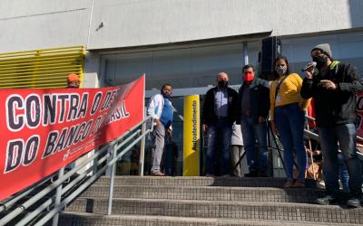 Dirigentes sindicais em ato em frente a agência do BB no Grajaú