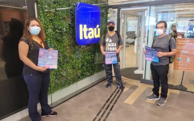 Dirigentes do Sindicato dos Bancários de São em atividade de mobilização da Campanha Nacional dos Bancários 2022 em agência do Itaú