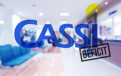 Logo da Cassi sob a foto de uma sala de espera de um hospital. Abaixo do logo da Cassi, a palavra "déficit" dentro de um retângulo