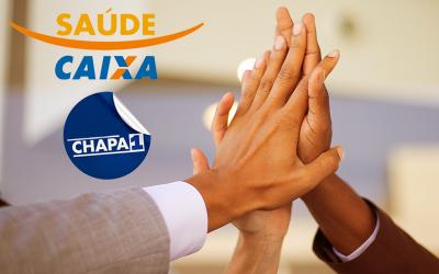 Imagem de mãos se cumprimentando, acompanhada dos logotipos do Saúde Caixa e da Chapa 1, vencedora da eleição para o Conselho de Usuários