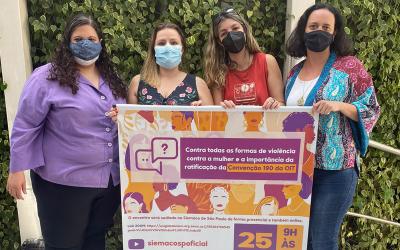 Mulheres dirigentes sindicais seguram cartaz sobre evento que debateu ratificação da convenção 190 da OIT