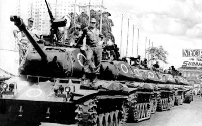 Coluna de tanques de guerra do Exército Brasileiro