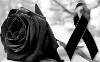 À esquerda uma rosa negra e, à direita, o laço que simboliza o luto