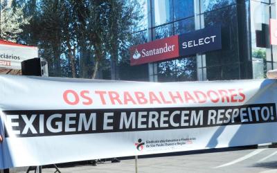 Faixa com os dizeres Os trabalhadores exigem e merecem respeito em frente à sede do Santander Brasil