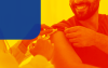 Imagem mostra um homem sendo vacinado. A foto tem um filtro laranja e no seu canto superior esquerdo um quadrado azul, remetendo ao logo do Itaú