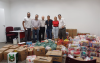 Imagem de dirigentes do Sindicato e bancários do Bradesco com as cestas básicas doadas 