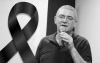 Imagem em preto e branco Alberto (Betão) Moschkovic ao lado de um laço negro indicando luto