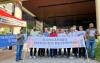 Dirigentes do Sindicato carregam faixa com a frase: Bancários merecem respeito, em frente ao C6 Bank