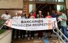 Dirigentes do Sindicato carregam faixa com a frase "Bancários merecem respeito"