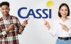 Imagem de um homem e uma mulher, um de cada lado, apontando para o logotipo da Cassi, ao centro