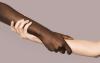 imagem mostra dois braços dados, um de uma pessoa de pele preta e outro de uma pessoa de pele branca