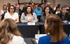 Na foto: as dirigentes Aline Molina, Neiva Ribeiro e Juvandia Moreira, na mesa de negociação com a Fenaban