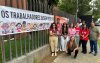 Imagem mostra grupo de dirigentes sindicais durante protesto do Sindicato contra o banco Pan. Eles estão na frente da fachada do prédio do banco, em frente a uma faixa onde se lê "os trabalhadores exigem respeito"